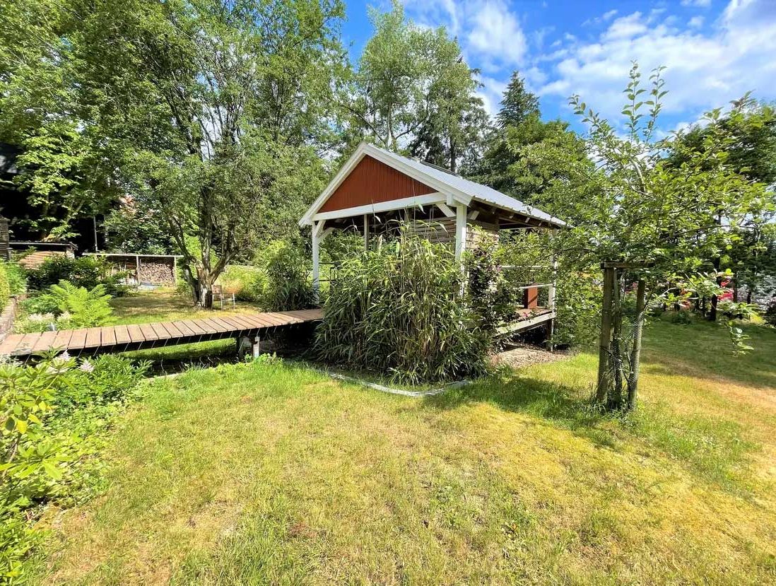 Ankommen & verlieben: Natur pur auf 3.300 m² mit 1a-Direktorenhaus in bester Lage!