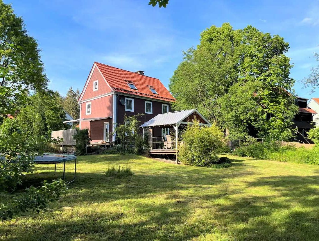 Ankommen & verlieben: Natur pur auf 3.300 m² mit 1a-Direktorenhaus in bester Lage!