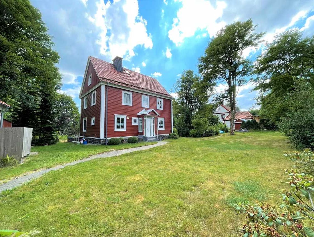 Ankommen & verlieben: Natur pur auf 3.300 m² mit 1a-Direktorenhaus in bester Lage!
