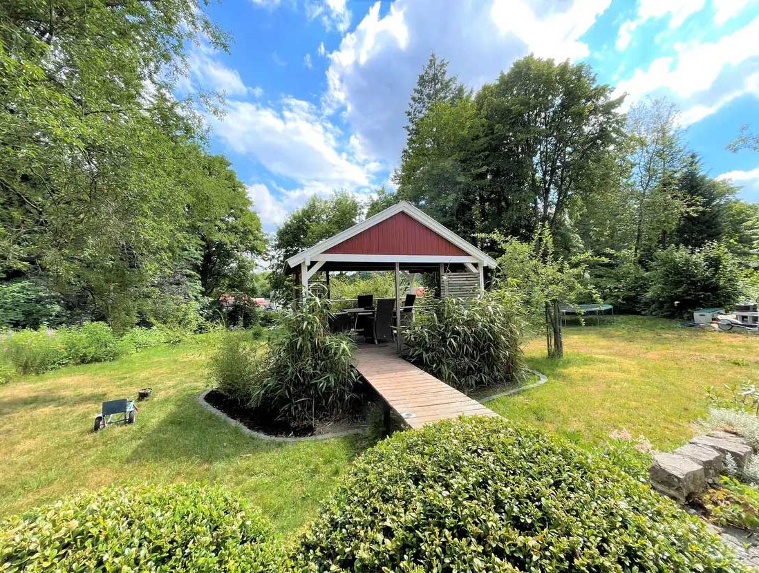 Ankommen & verlieben: Natur pur auf 3.300 m² mit 1a-Direktorenhaus in bester Lage!